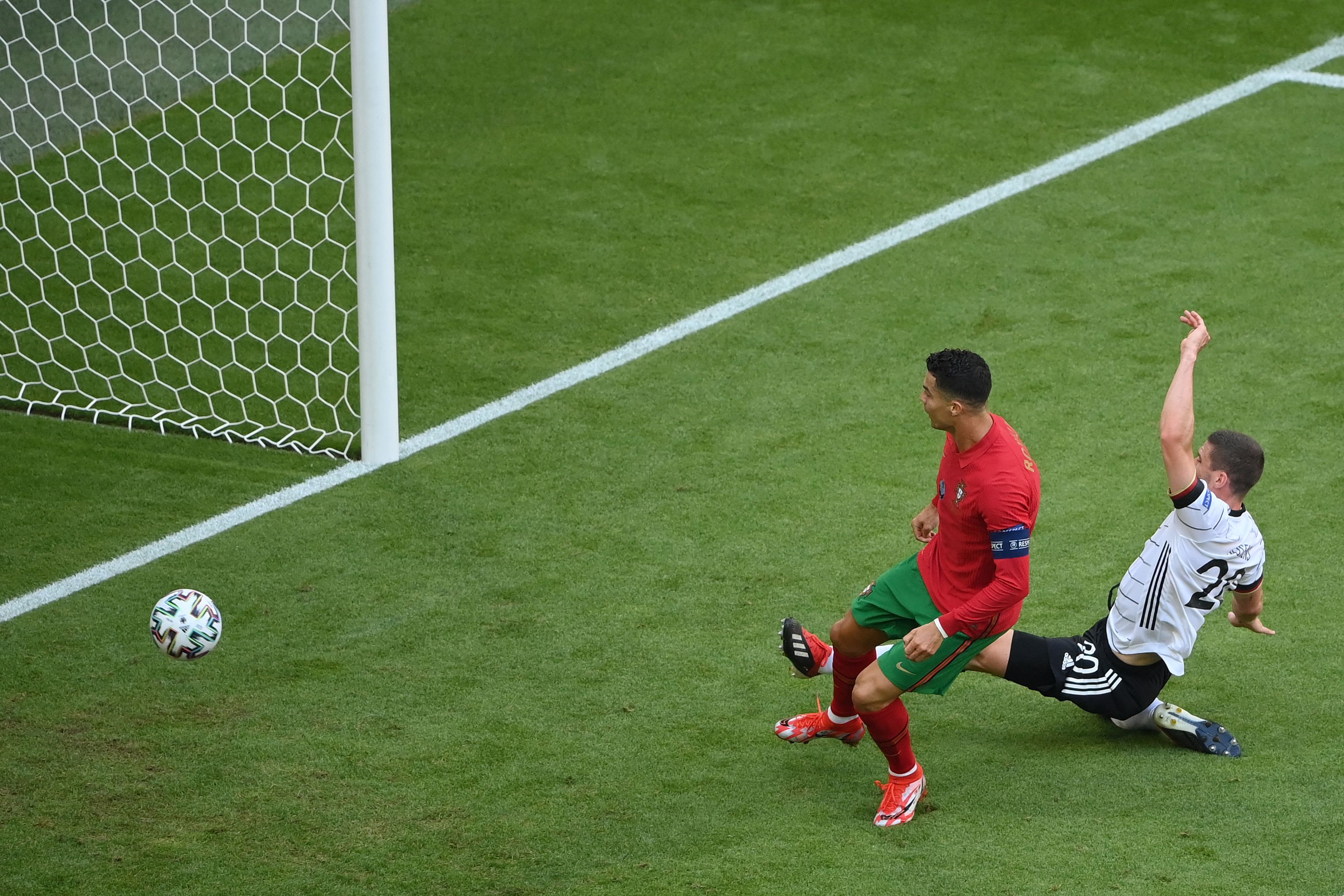 Роналдо забивает гол головой. Португалия Германия евро 2020. Роналду евро 2020. Германия Португалия футбол 2021. Криштиану Роналду в сборной Португалии с мячом.