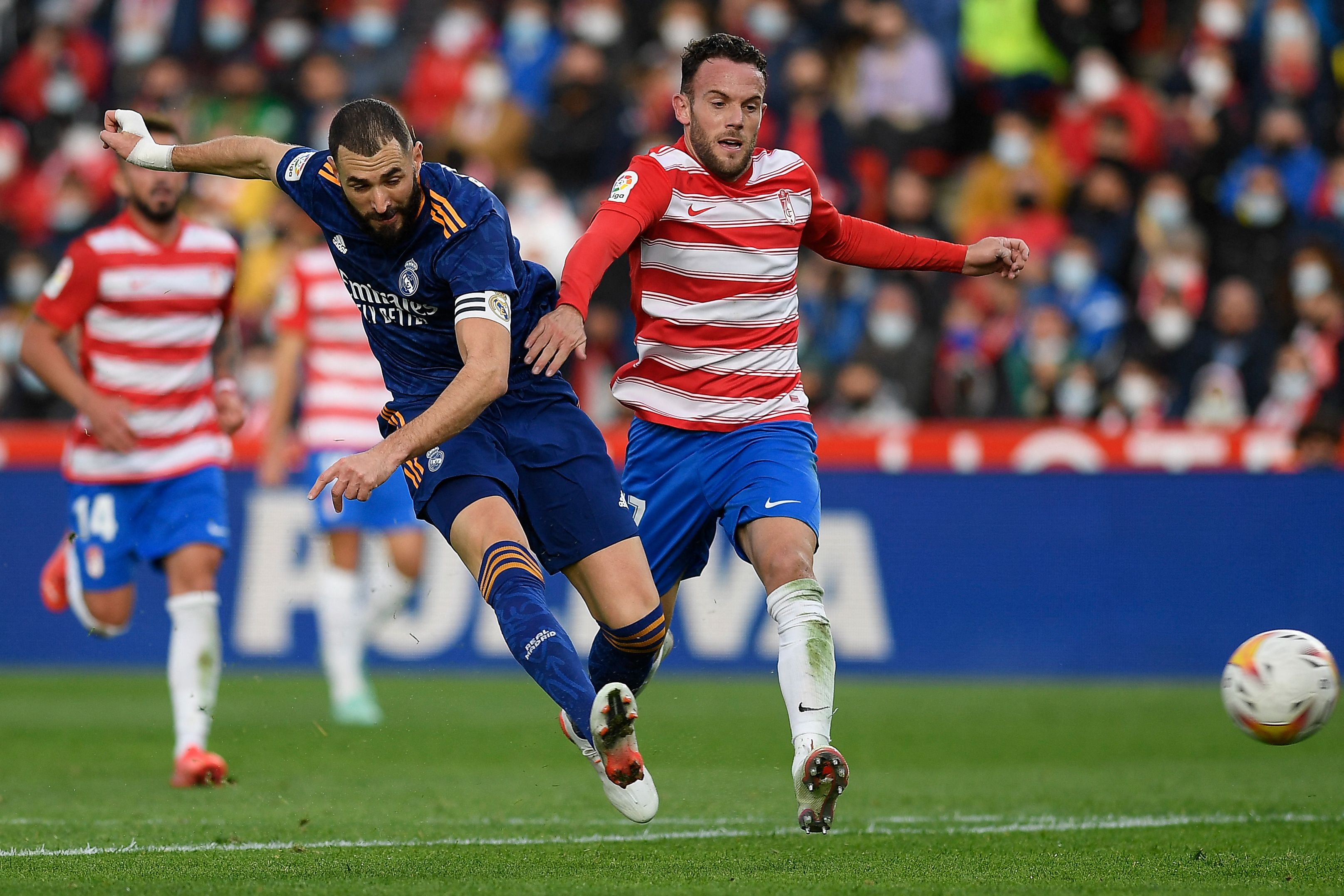 Реал мадрид гранада. Real Madrid vs Granada. Испания футбол. Испания футбол Реал Мадрид.