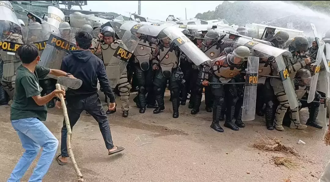 Bentrokan aparat dengan warga Pulau Rempang, Batam Kamis, 7 September 2023.