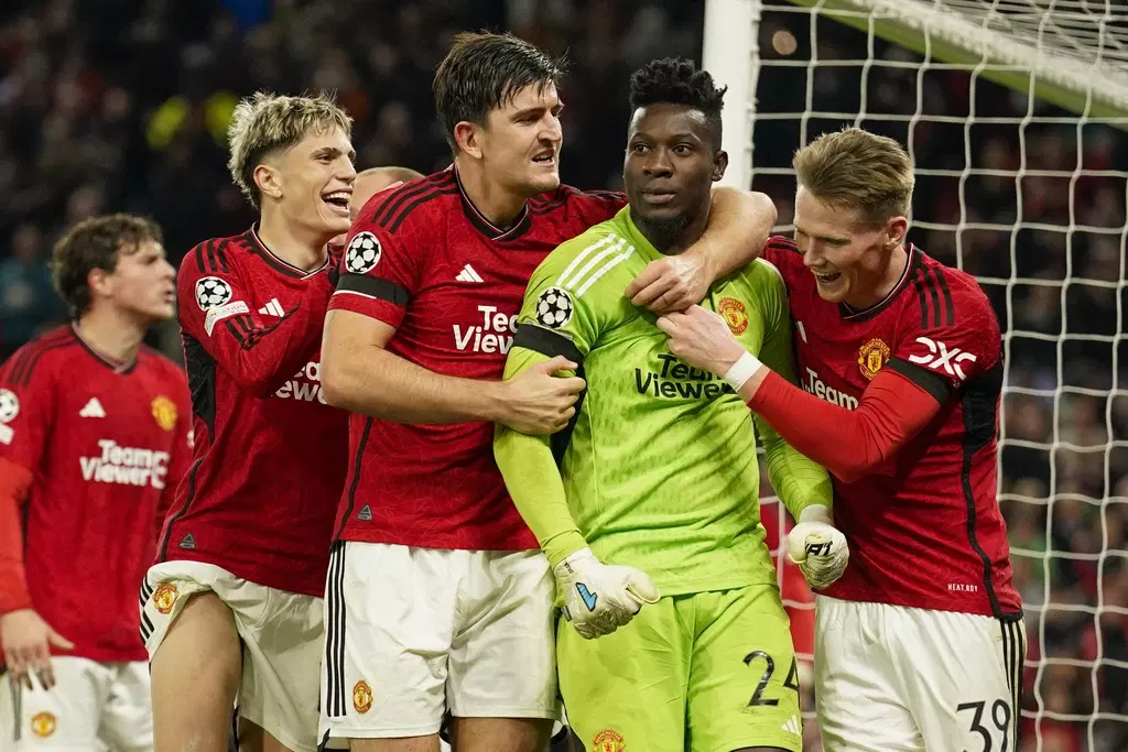 Para pemain Manchester United memberi selamat kepada kiper Andre Onana menggagalkan tendangan penalti pemain Kopenhagen Jordan Larssen.
