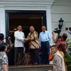 Berbusana Batik, Prabowo Sambangi Rumah Wiranto dan Langsung Jabat Tangan