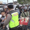Antrean One Way Padat, Polisi Bagikan Cimol ke Pengendara