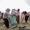 Lestarikan Keindahan Alam, Srikandi Ganjar dan Masyarakat Bersihkan Pantai Banten