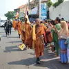 Sejak Pagi, Ribuan Warga Cirebon Antusias Tunggu Biksu Jalan Kaki dari Thailand