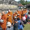 Jelang Waisak, Ratusan Umat Buddha Ikuti Ritual Pindapata di Candi Mendut