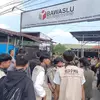 Puluhan Mahasiswa Geruduk Kantor Bawaslu Kabupaten Sukabumi