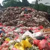 Sampah Masih Menumpuk di Pasar Kemiri Muka Depok