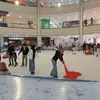 Berselancar di Wahana Ice Skating Cocok Isi Waktu Liburan Sekolah