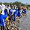 Video Pandawara dan Ribuan Warga Bersihkan Sampah di Pantai Kesenden Cirebon