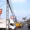 Semrawut, Tumpukan Kabel di Jalan Transyogi Bogor Ditopang Bambu dan Besi