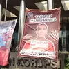 Bawa Baliho Besar, Demonstran Desak KPK Segera Tangkap Harun Masiku