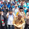 Ratusan Buruh di Bandung Barat Blokade Jalan Nasional, Salat Gaib untuk Warga Palestina