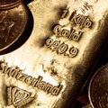 Harga Emas Naik karena Pengetatan Moneter Fed Akan Berakhir
