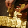 Harga Emas Turun karena Saham dan Dolar di Zona Hijau