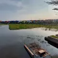 TPU Budi Dharma Terendam Banjir, Peziarah Tabur Bunga di Pinggir Jalan