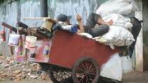 Pemulung Panen Besi Bekas di Lokasi Kebakaran