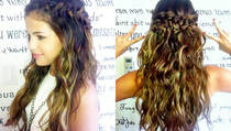 Inspirasi Kepang Rambut ala Selena Gomez