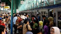 Tak Ingin Ditertibkan, Penumpang KRL Serang Brimob