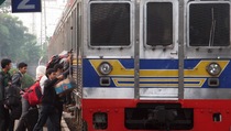 VIDEO: Tiket KRL Naik, Polisi Jaga Ketat Stasiun