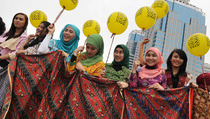Karyawan Indosat Sambut Hari Batik Nasional