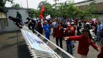 Aksi Sweeping Buruh di Pulo Gadung