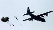Penerjun Payung Kopassus Tersangkut di Pohon