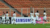 Pertandingan Perdana Sepakbola Sepi Penonton