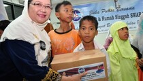 Istri Fraksi Demokrat Sebar Bingkisan Sahur ke Terminal dan Stasiun