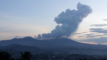 Gunung Lokon Meletus