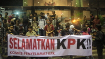 VIDEO: 'Save' KPK, Aktivis Buang Sial di Polda Jateng