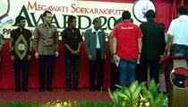 Yudi Latif, Saldi Isra, Oka Sulaksana Terima Megawati Award