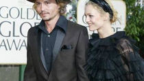 Johnny Depp Bantah Rumor Putus Hubungan dengan Vanessa