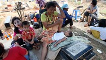 Korban Kebakaran Benhil Mengungsi Di Kuburan 