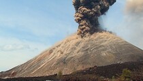 Anak Krakatau Semburkan Asap Putih