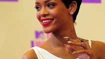 Rihanna Cium Bibir Chris Brown di MTV VMAs 2012