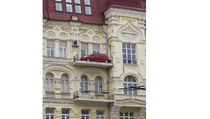 Mobil Diparkir Secara Ajaib di Balkon Apartemen