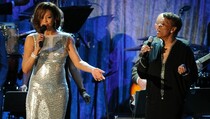 Dionne Warwick Berbincang dengan Houston Sehari Sebelum Kematiannya
