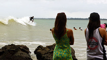 Sensasi Surfing di Pantai Chetaring