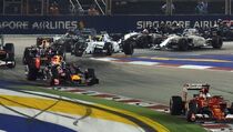 Penuh Insiden, GP Singapura Dimenangi Vettel
