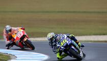 Rossi Tak Segan Tabrak Marquez?