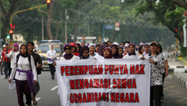 Barisan Perempuan Indonesia Protes Penaikan Harga BBM