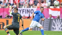 Italia Tahan Juara Bertahan