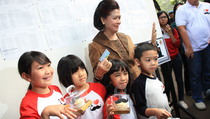 Dukung Foke, Keluarga Bawa Cupcake Kumis
