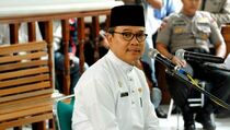 Ditemani Dua Istrinya, Gubernur Riau Makan Opor dan Ketupat di Rutan KPK