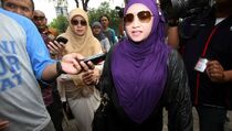 Istri Ahmad Fathanah Sambangi KPK