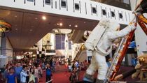 Catatan Panduan Pendaratan ke Bulan Milik Buzz Aldrin Akan Dijual