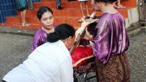  Umat Paroki Santa Maria Assumpta Cium Salib Simbol Kemenangan Yesus