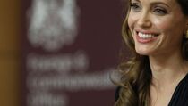 Angelina Jolie Jual Perhiasan untuk Biayai Sekolah di Afghanistan