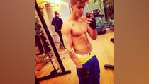 Dengar Suara Azan, Bieber Hentikan Konser Sejenak