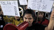 Dilarang Longmarch ke DPR, Mahasiswa UNJ Macetkan Jalan Pramuka